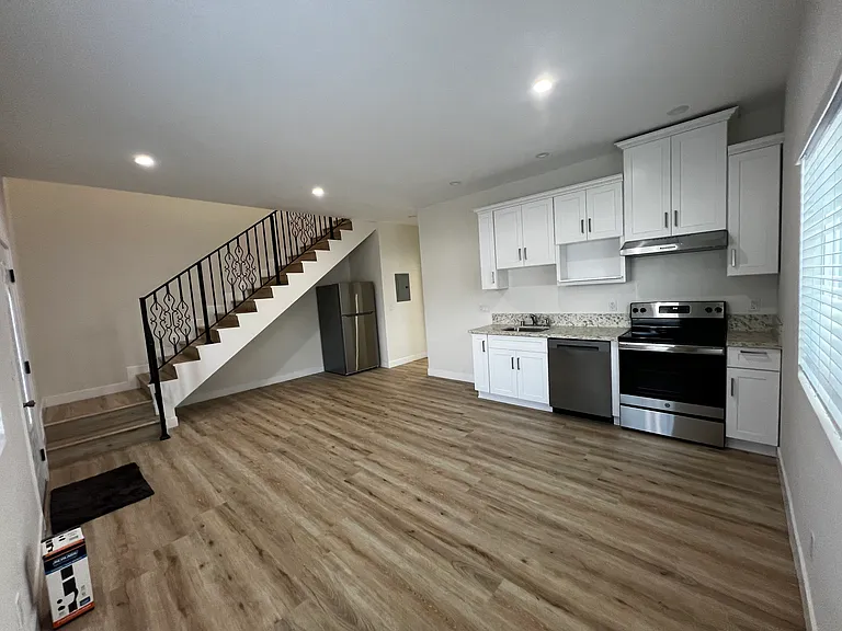 7435 Encino Ave — Photo 4