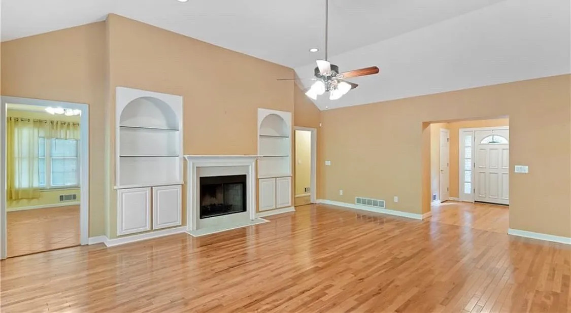 3 bed, 2024 sqft, $3,000 — Photo 3