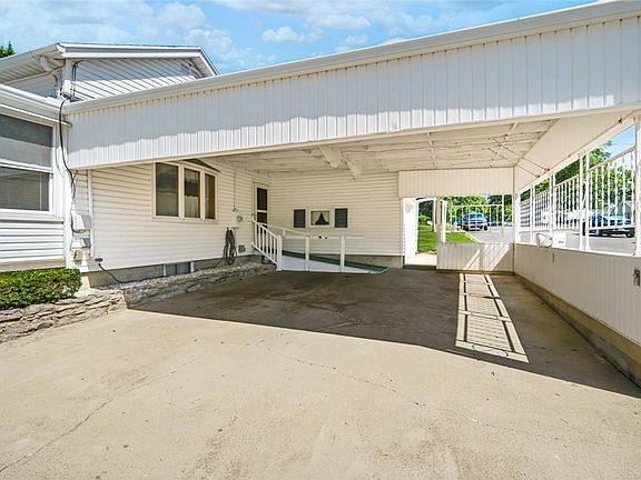 4th image of 501 W Center St