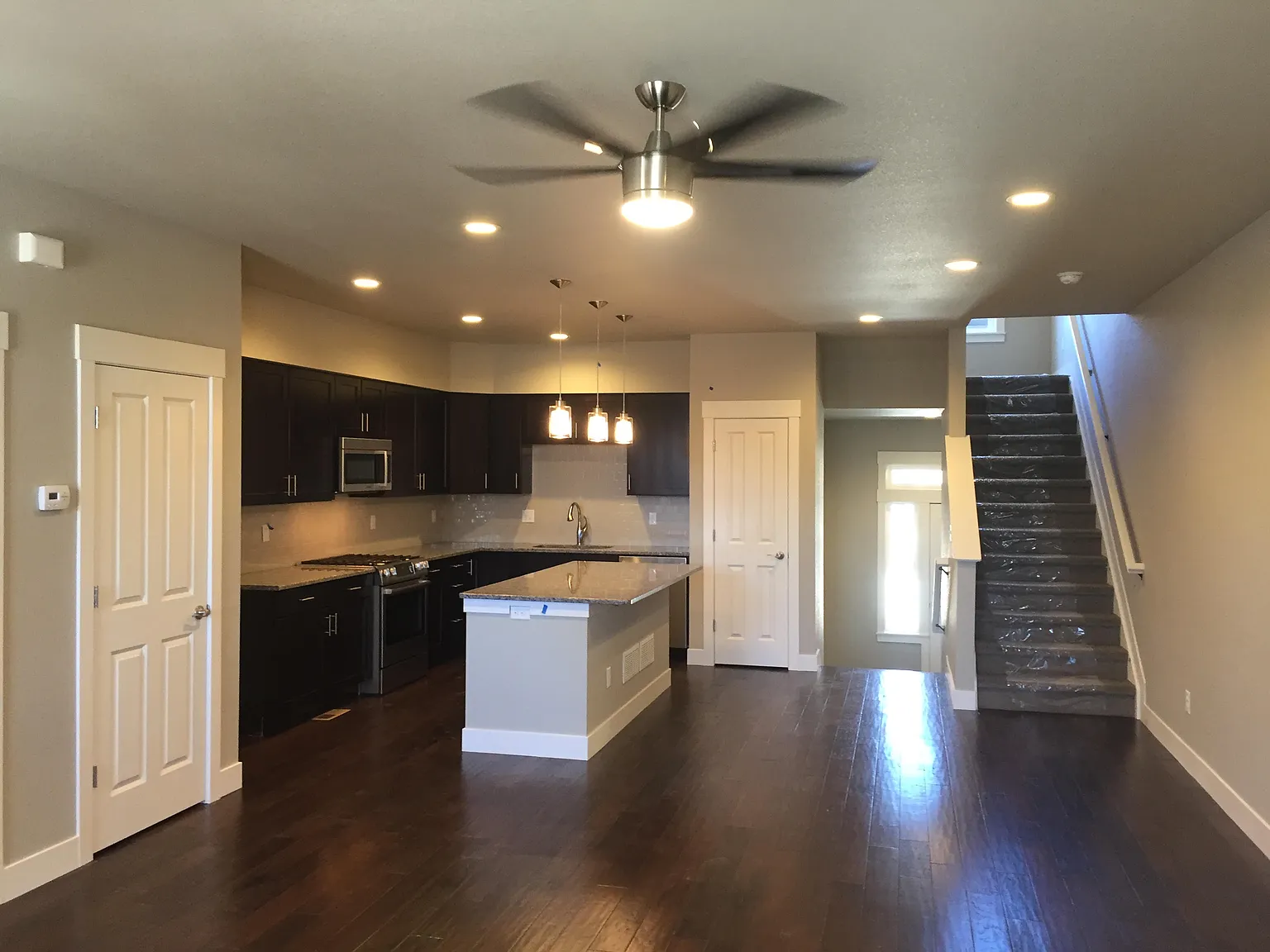 3 bed, 3.5 bath, 2100 sqft, $2,995 — Photo 1