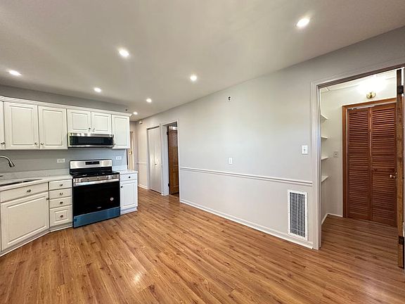 5th image of 4020 W Cornelia Ave #3