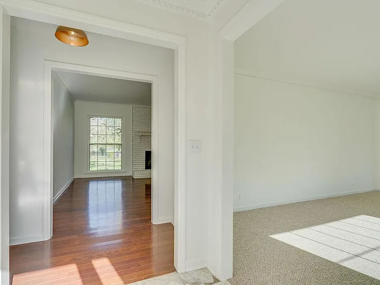 313 Abbey Ln — Photo 3