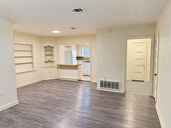 2nd image of 2729 Pine Ave