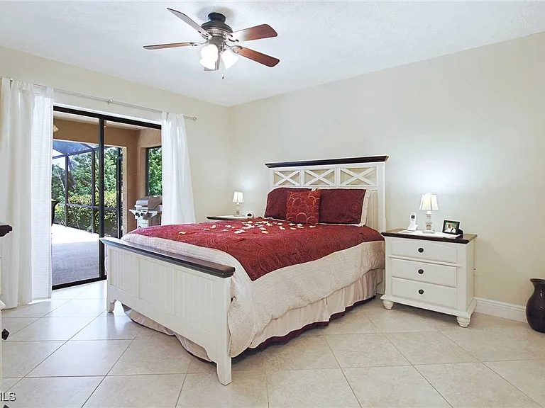 1403 SW 40th Ter — Photo 11