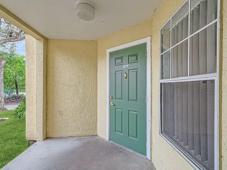 Golden Oaks — Photo 30