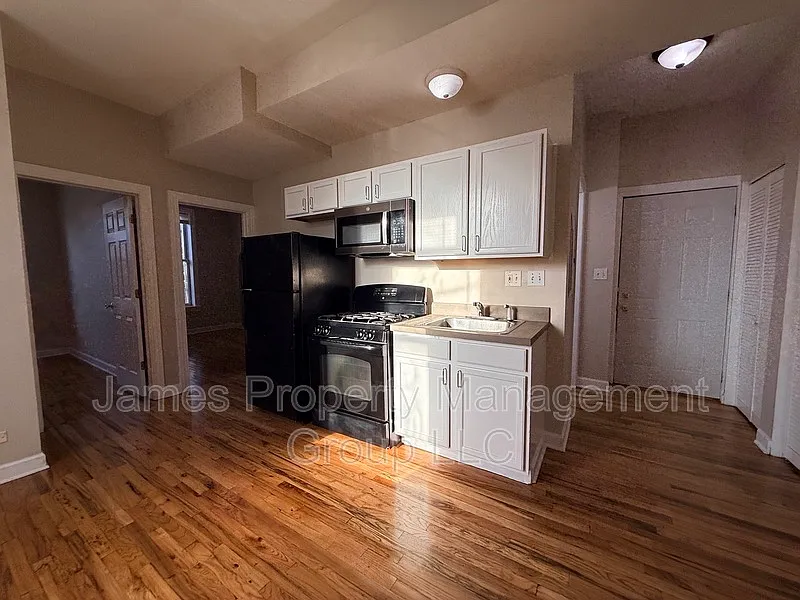 2 bed, 1.0 bath, 900 sqft, $1,999 — Photo 3