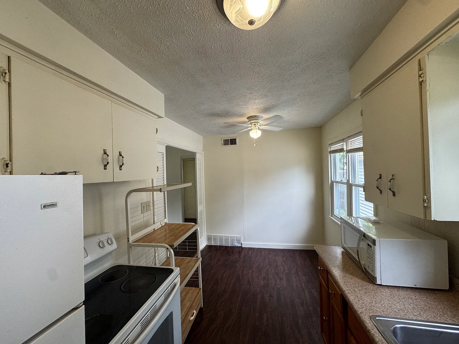 3 bed, 1008 sqft, $1,300 — Photo 4