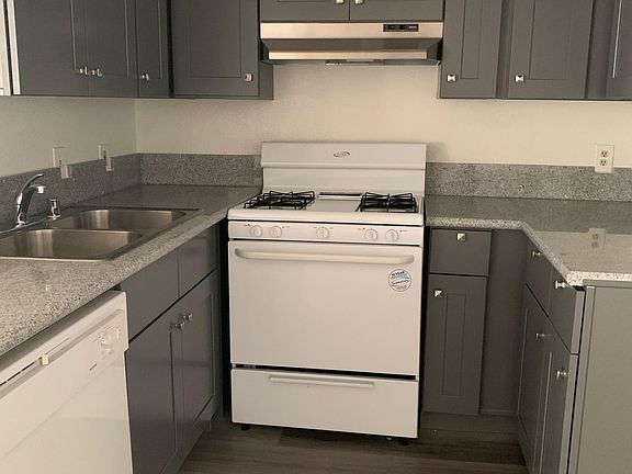 3rd image of 827 S Berendo St
