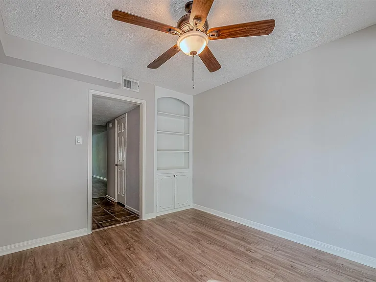 432 N Post Oak Ln — Photo 13