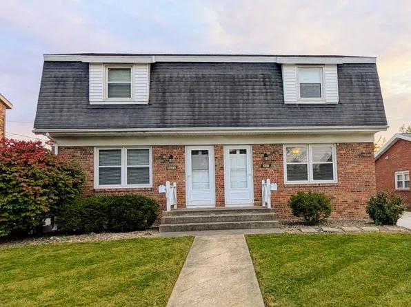 307 Robinhood Ln, Bloomington, IL 61701