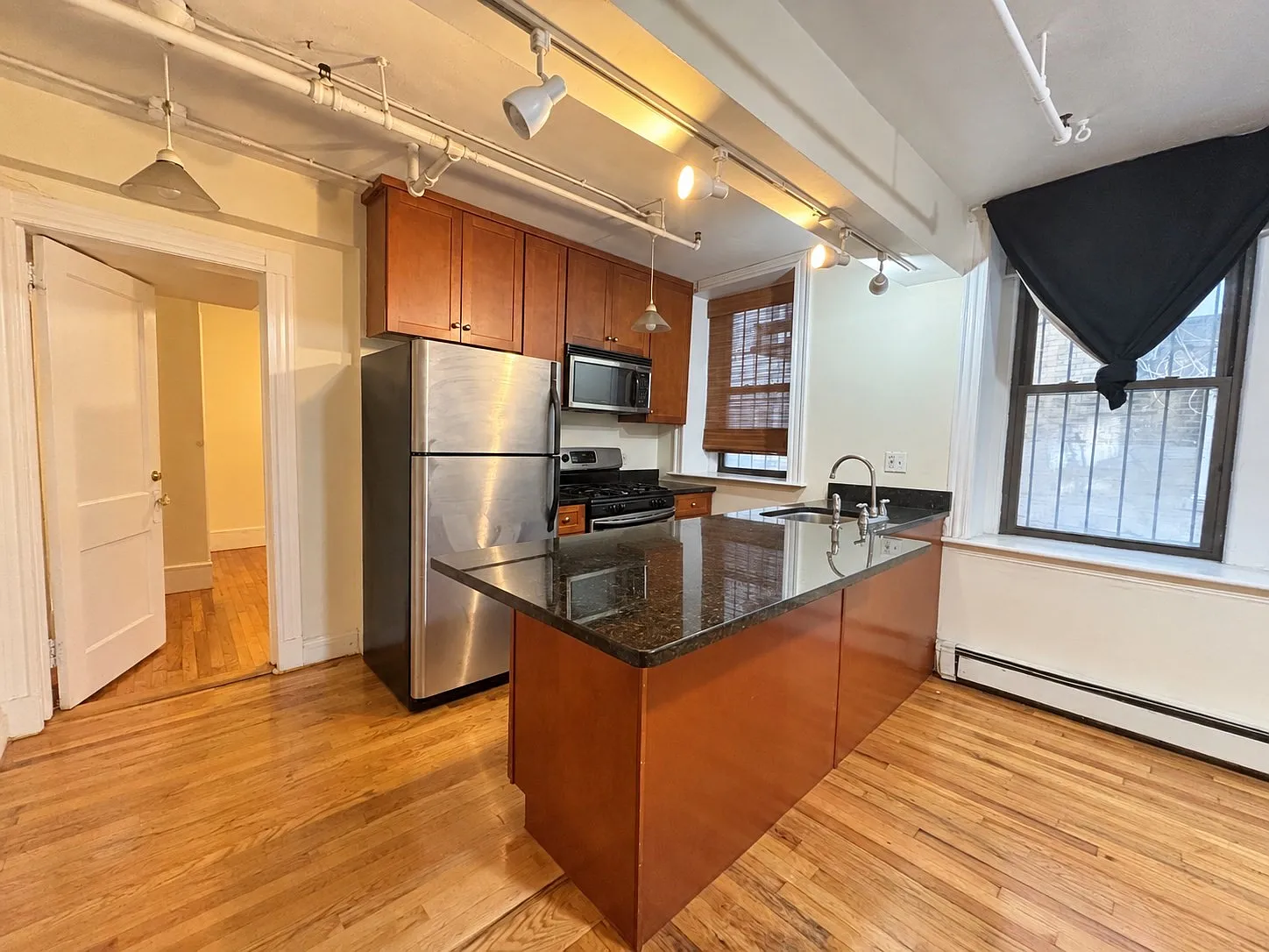 2 bed, 1.0 bath, 583 sqft, $2,750 — Photo 2