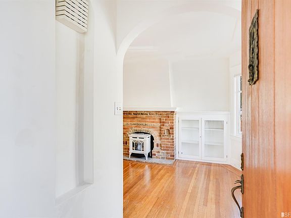 4th image of 351 Surrey St
