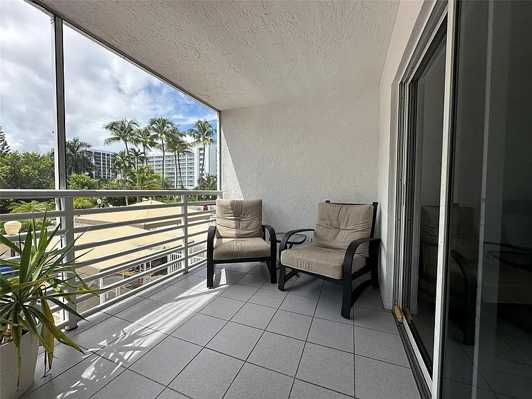 17801 N Bay Rd #212 — Photo 20