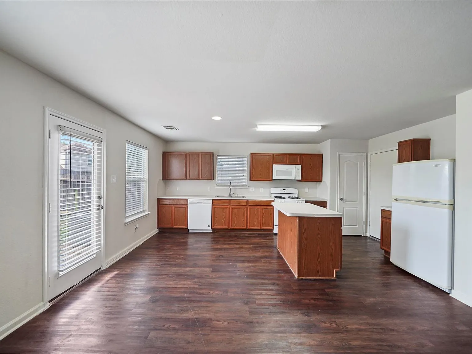 4 bed, 2.5 bath, 2222 sqft, $2,225 — Photo 4
