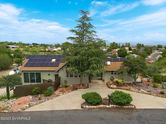 3rd image of 1022 E Meadowlark Lane