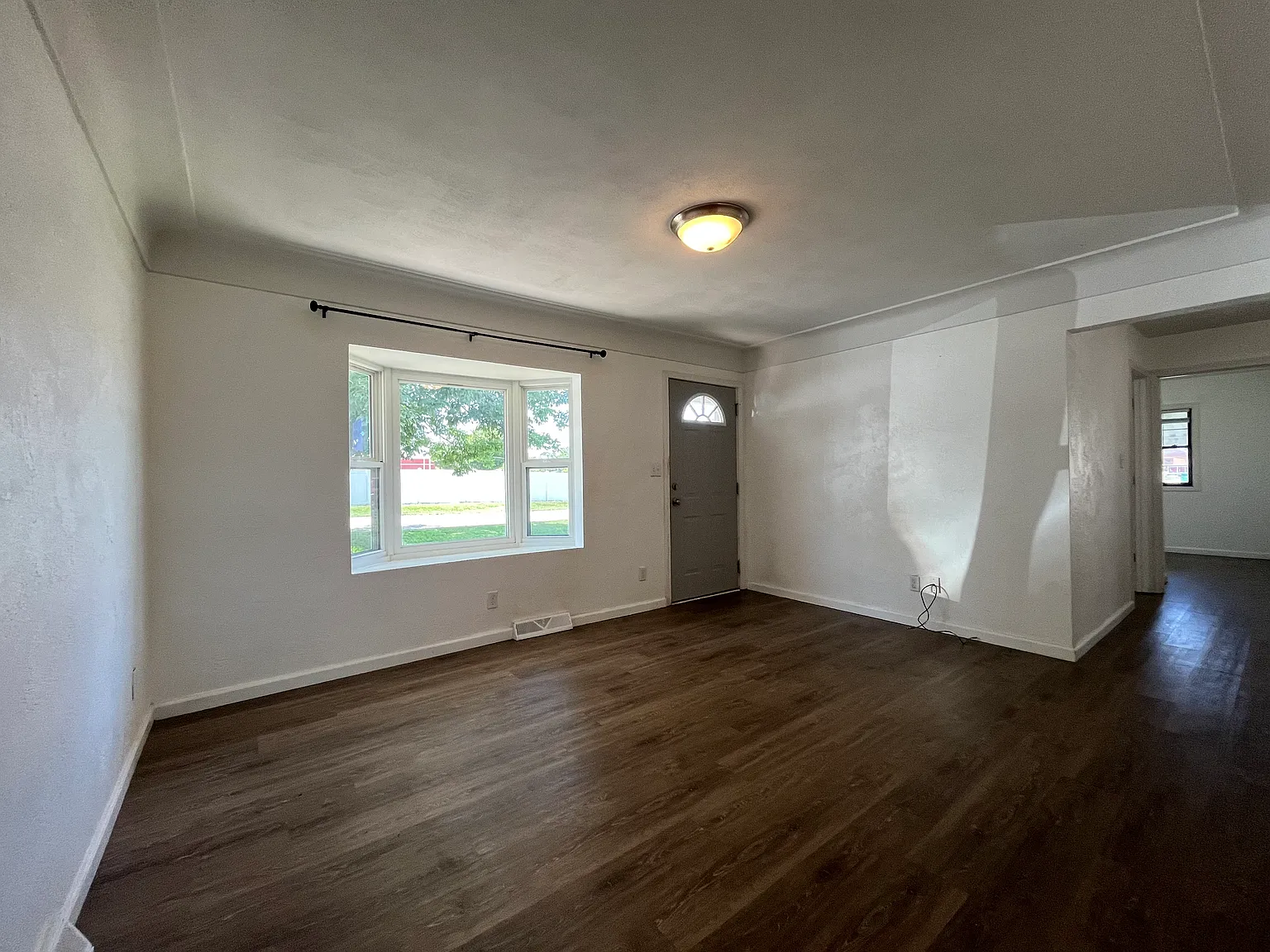 3 bed, 864 sqft, $1,295 — Photo 2
