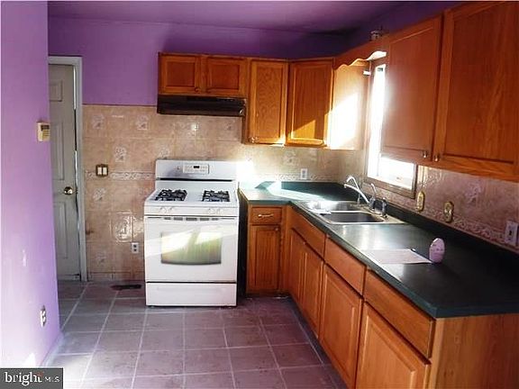 5th image of 575 Bradford Dr