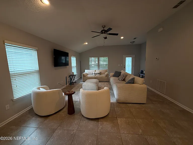686 Glendale Ln — Photo 11