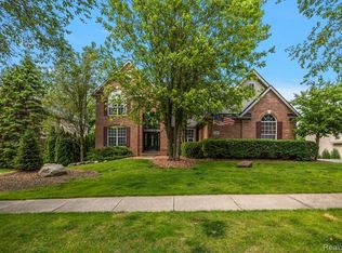 5390 Plantation Dr, Commerce Township, MI 48382
