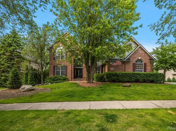 5390 Plantation Dr, Commerce Township, MI 48382