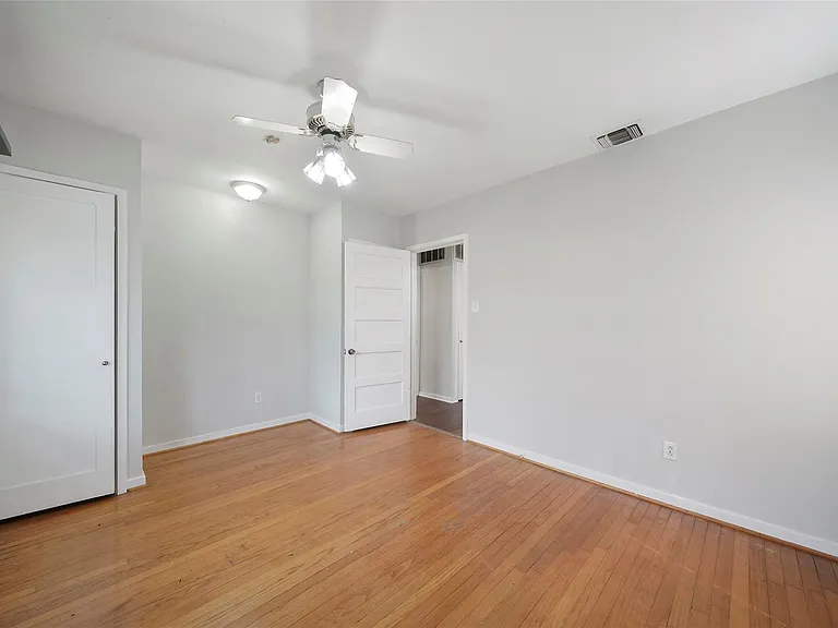 930 W 42nd St — Photo 26