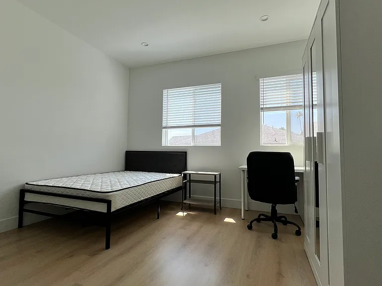 1153 W 37th Dr #1 — Photo 8