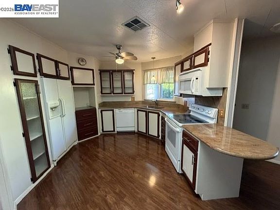 3rd image of 28998 Windemere Rd