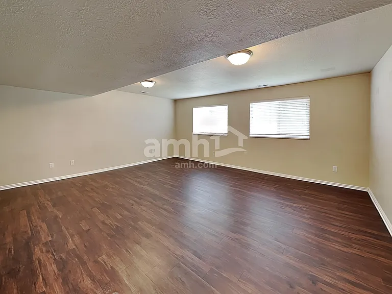 981 Stonehenge Dr — Photo 17