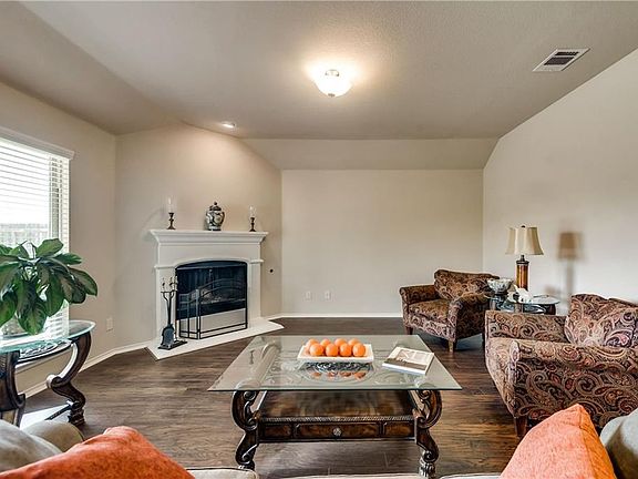 5th image of 3008 Oak Crest Dr