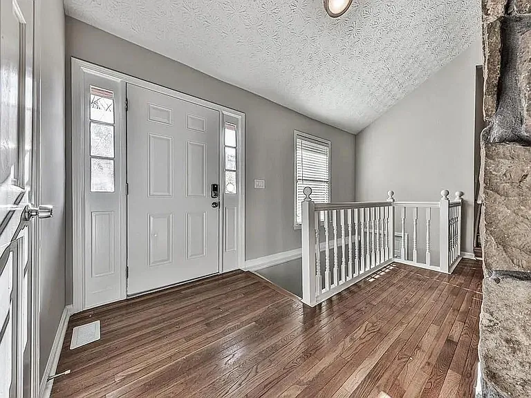 2189 Chartwell Dr — Photo 10