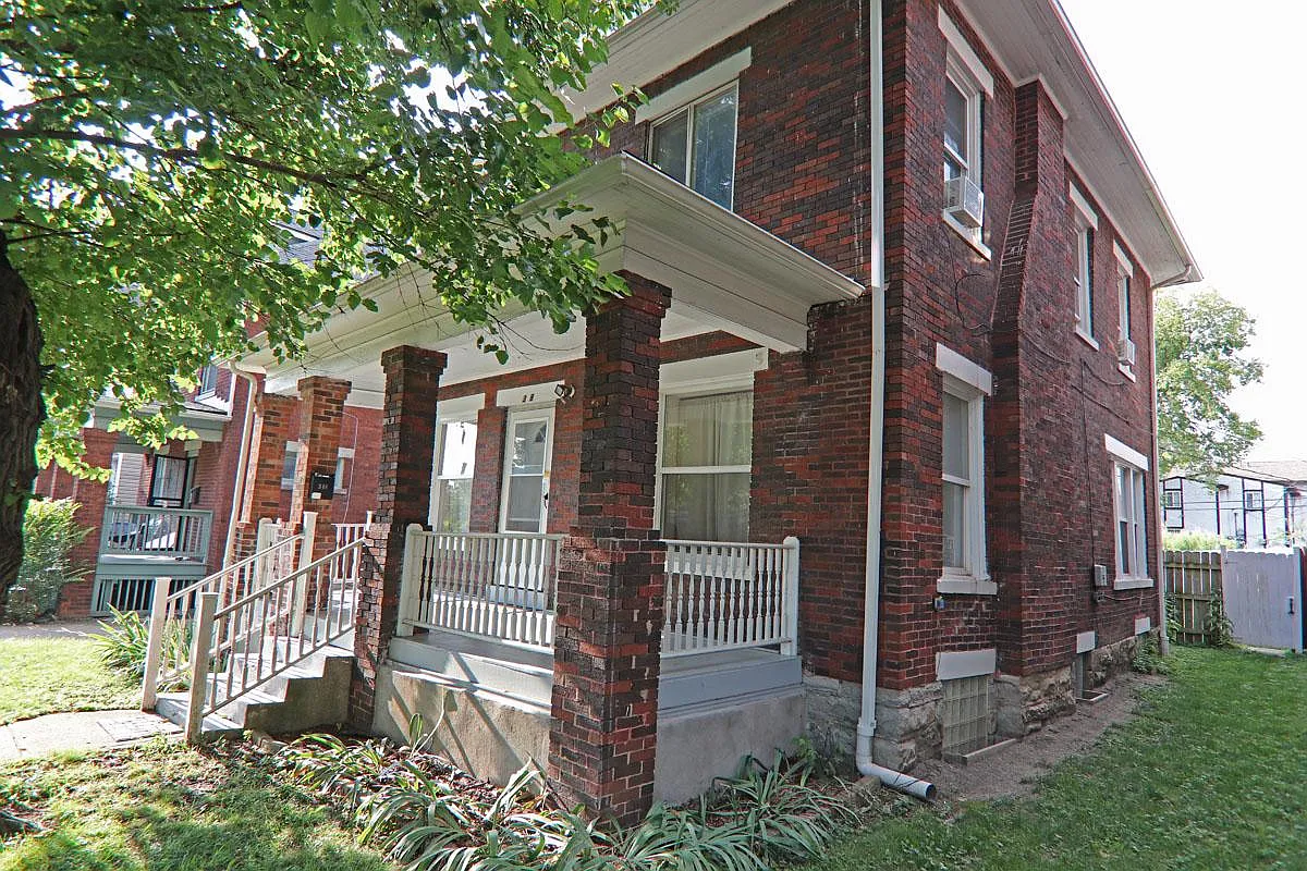 6 bed, 2.5 bath, 2400 sqft, $4,000 — Photo 3
