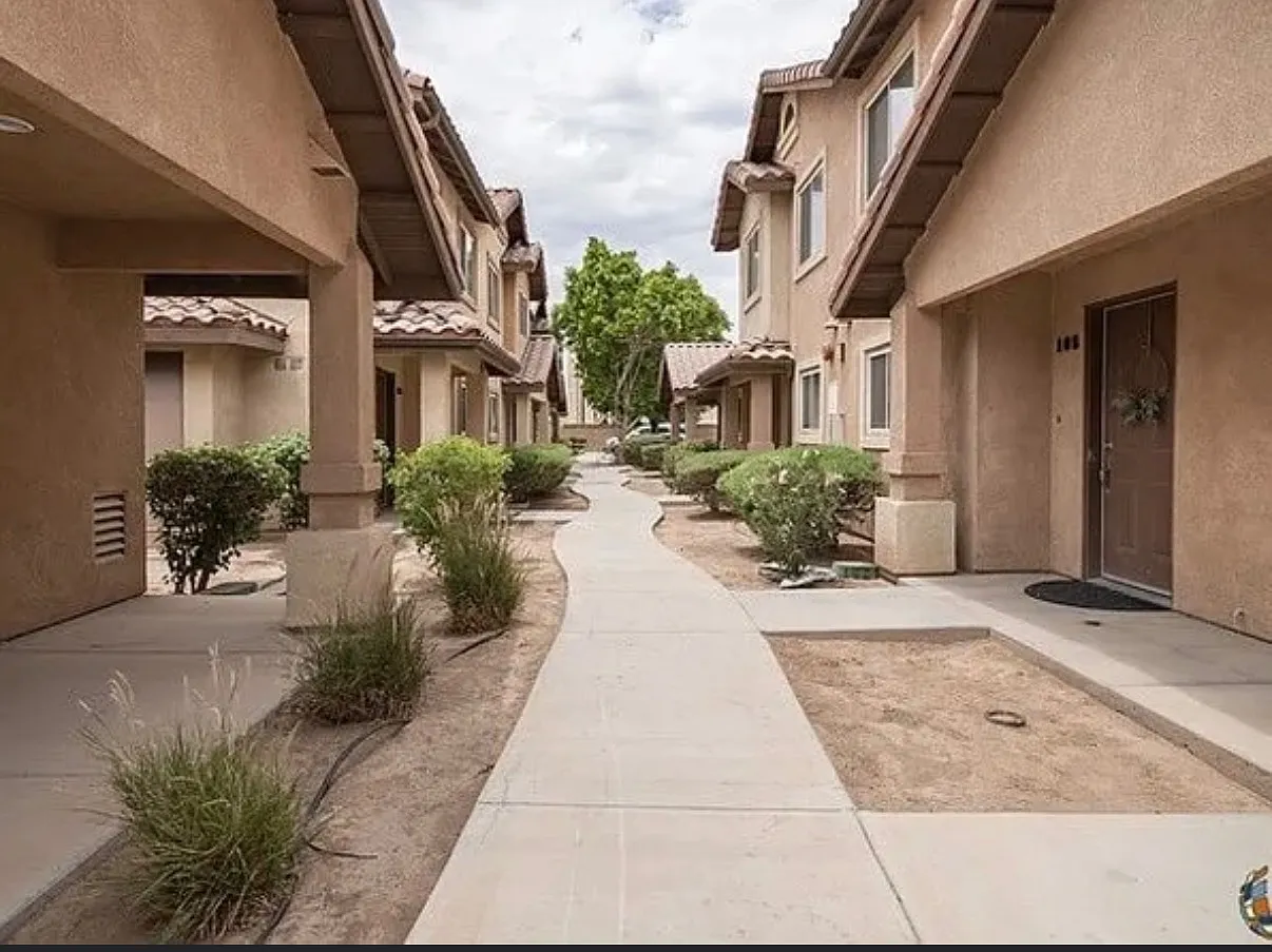 3 bed, 2.5 bath, 1452 sqft, $2,000 — Photo 1