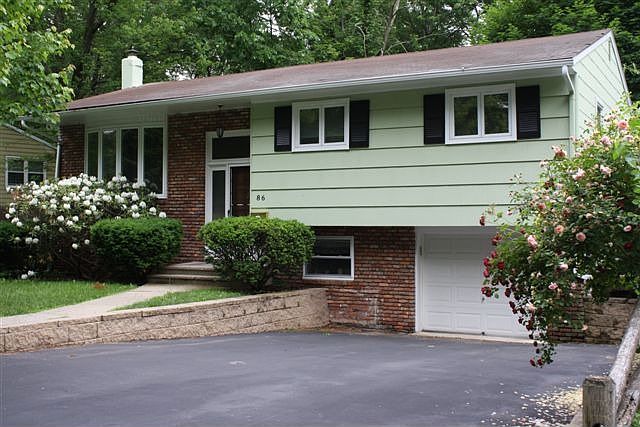 BILEVEL ON LARGE CORNER LOT, FRESHLY PAINTED,ONE CAR GARAGE,DOUBLE PAVED D/WAY