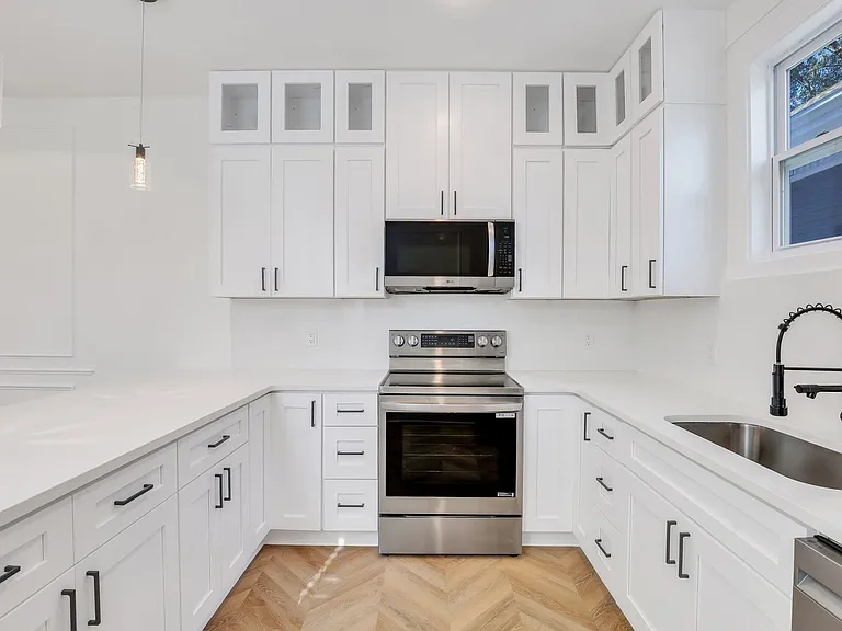 912 E Henry St — Photo 15