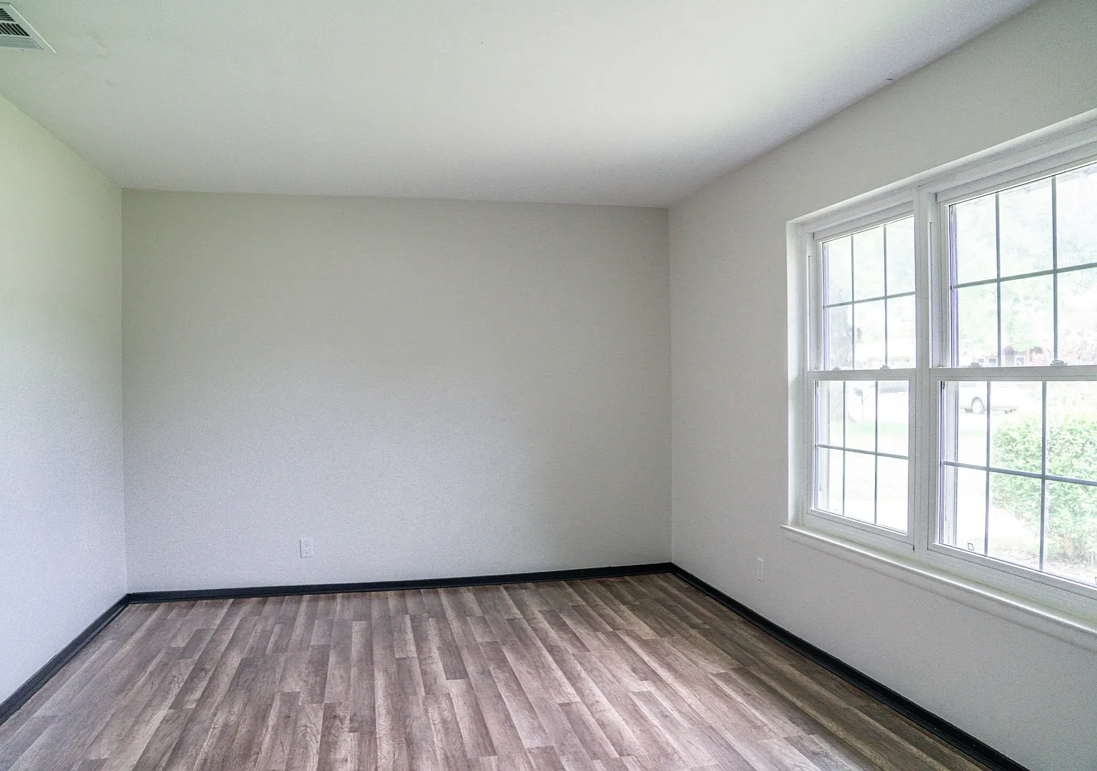 142 Meadow Glen Dr — Photo 3
