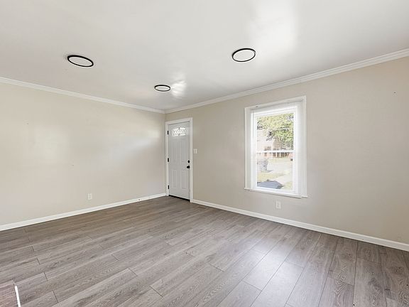5th image of 214 Markham St