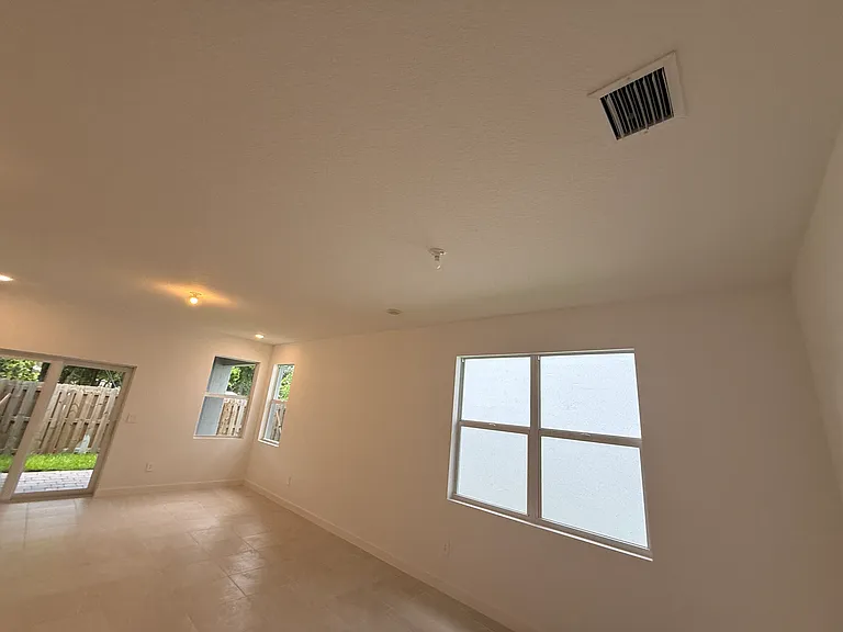 1872 NW 6th Ct — Photo 13