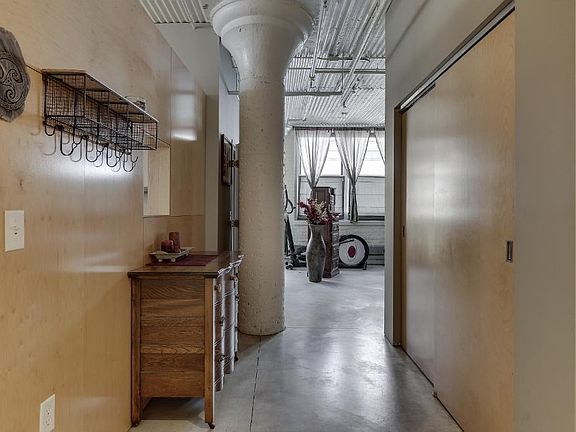 Enter into the sun-filled loft on the 4th floor