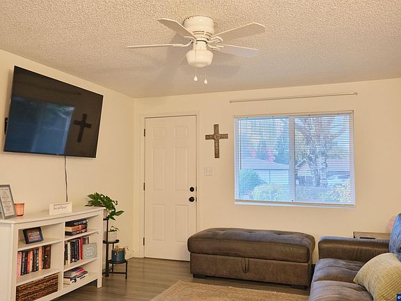 5th image of 1202 Leo St NE