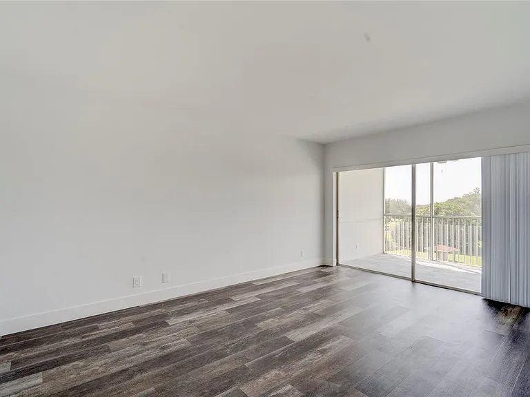 3050 N Palm Aire Dr #505 — Photo 33