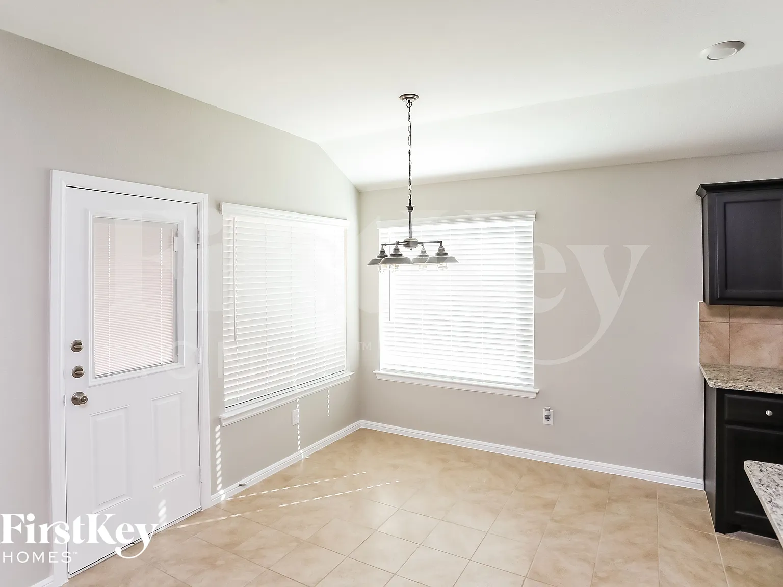 4 bed, 2.0 bath, 1605 sqft, $2,040 — Photo 3