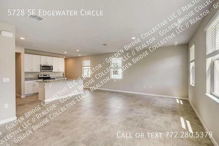 Building Photo - 5728 SE Edgewater Cir