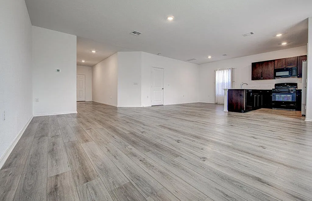 4 bed, 2.5 bath, 1950 sqft, $2,200 — Photo 3