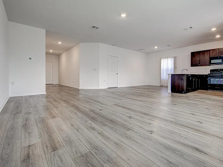 2704 Shimsham Dr — Photo 3
