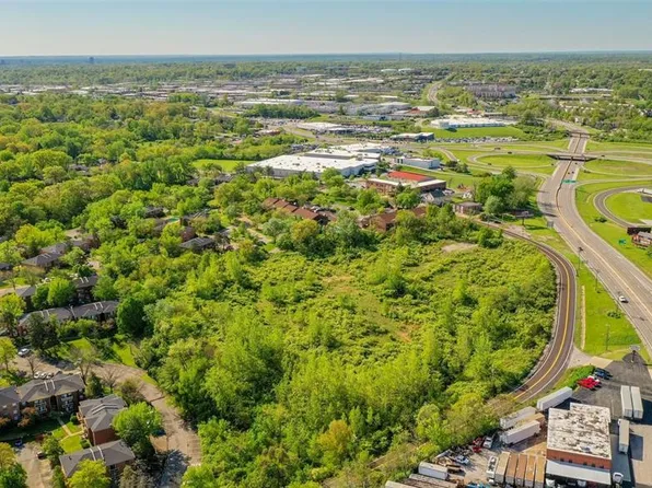 11143 N Warson Rd, Saint Louis, MO 63114