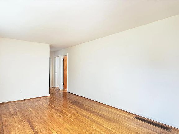3rd image of 204 Zandale Dr