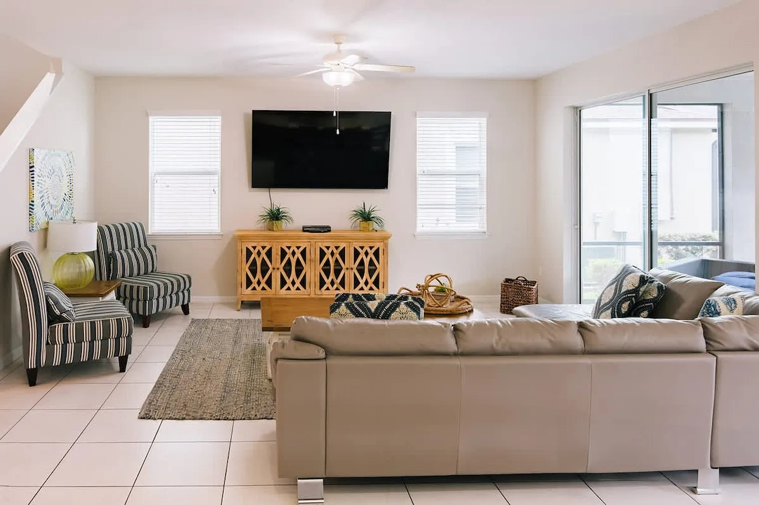 6 bed, 4.0 bath, 3229 sqft, $7,974 — Photo 2