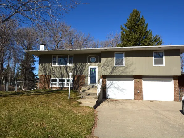 1808 12 1/2 St SW, Minot, ND 58701