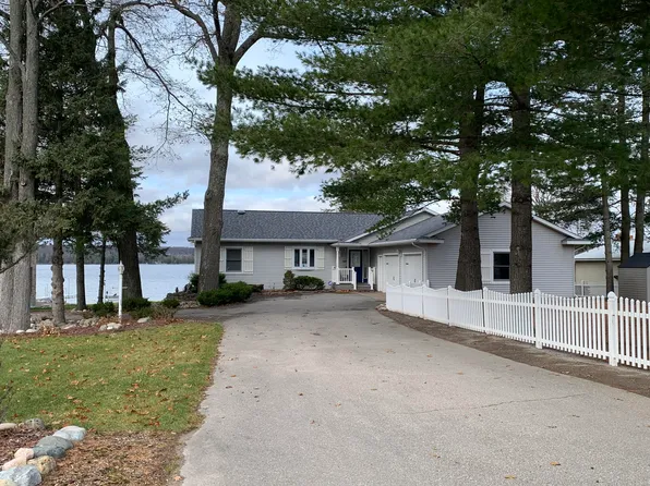 120 Lake Shore Dr, Lachine, MI 49753