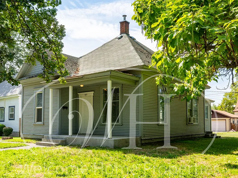 427 E Cherry St — Photo 1